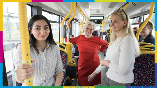 Zu sehen sind drei Frauen in einem Bus