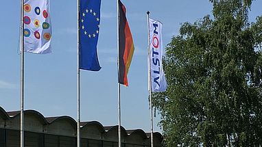 Vier große Flaggen sind zum DDT17 gehisst worden: Die ALSTOM Flagge, die Deutschland Flagge, die Europaflagge und die Flagge der Charta der Vielfalt.