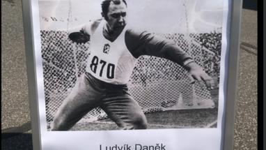Anlässlich des DDT17 wurde ein Bild vom Olympiasieger 1972 im Diskurswerfen (64,40 Meter) Ludvik Danek aufgestellt.