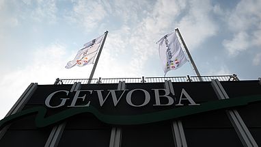 Auf dem Dach des Bürogebäudes der GEWOBA weht das Logo der Charta der Vielfalt in Form einer Flagge.