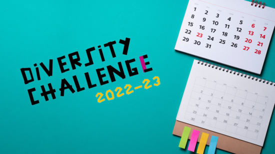 Zu sehen ist der Schriftzug "Diversity Challenge 2022-23" auf türkisem Grund. Neben dem Schriftzug sind zwei Terminkalender aufgeschlagen.