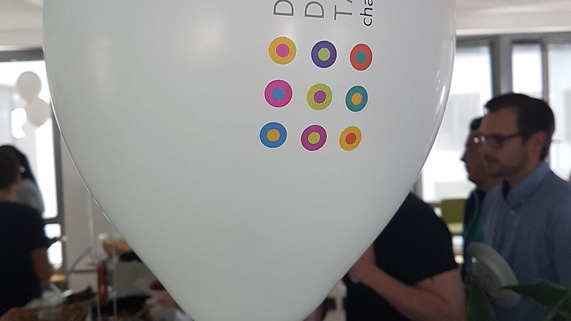 Ein Luftballon mit dem Logo der Charta der Vielfalt hängt Raum des Buffets.