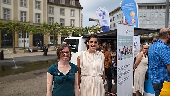 Dr. Sarah Pfeffer von der mobilen Anerkennungsberatung der INBAS GmbH und Rebekka Markofsky von "InAquA" am IQ Infostand in Kassel.