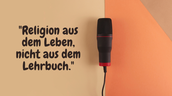 Ein Mikrofon liegt auf orangenem Untergrund. Eingeblendet ist Text: "Religion aus dem Leben, nicht aus dem Lehrbuch."