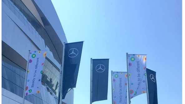 Neben den Flaggen von Daimler AG werden die Flaggen der Charta der Vielfalt gehisst.