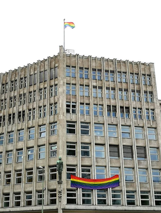 Flagge für Vielfalt weht über Berlin